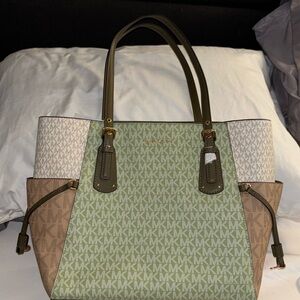 Michael Kors “Voyager” tote